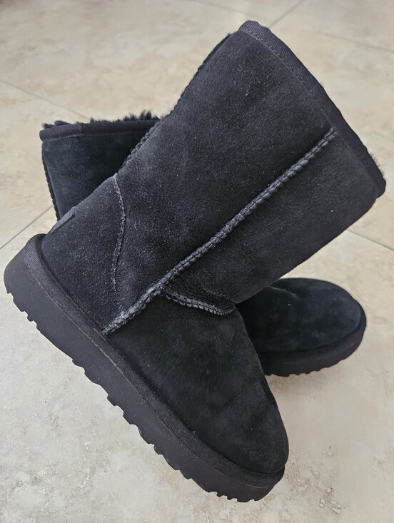 UGG Shoes - LIKE NEW! UGG Classic Short II Boots Black - Size 6